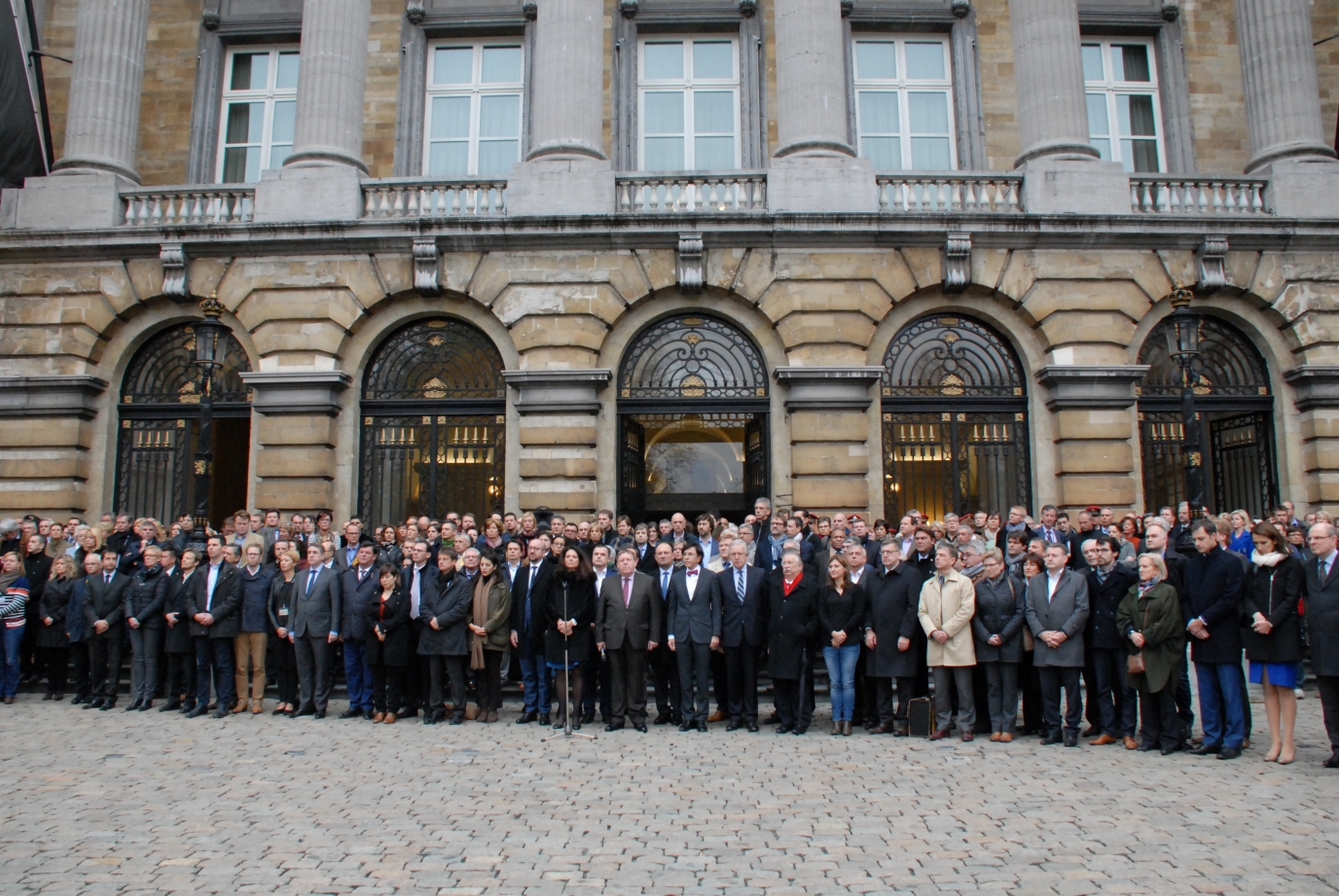 Les membres du Parlement et du Gouvernement ainsi que les membres du personnel ont observé une minute de silence en hommage aux victimes des attentats de Paris.