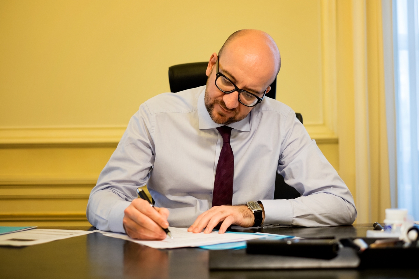 Premier Michel au travail derrière son bureau