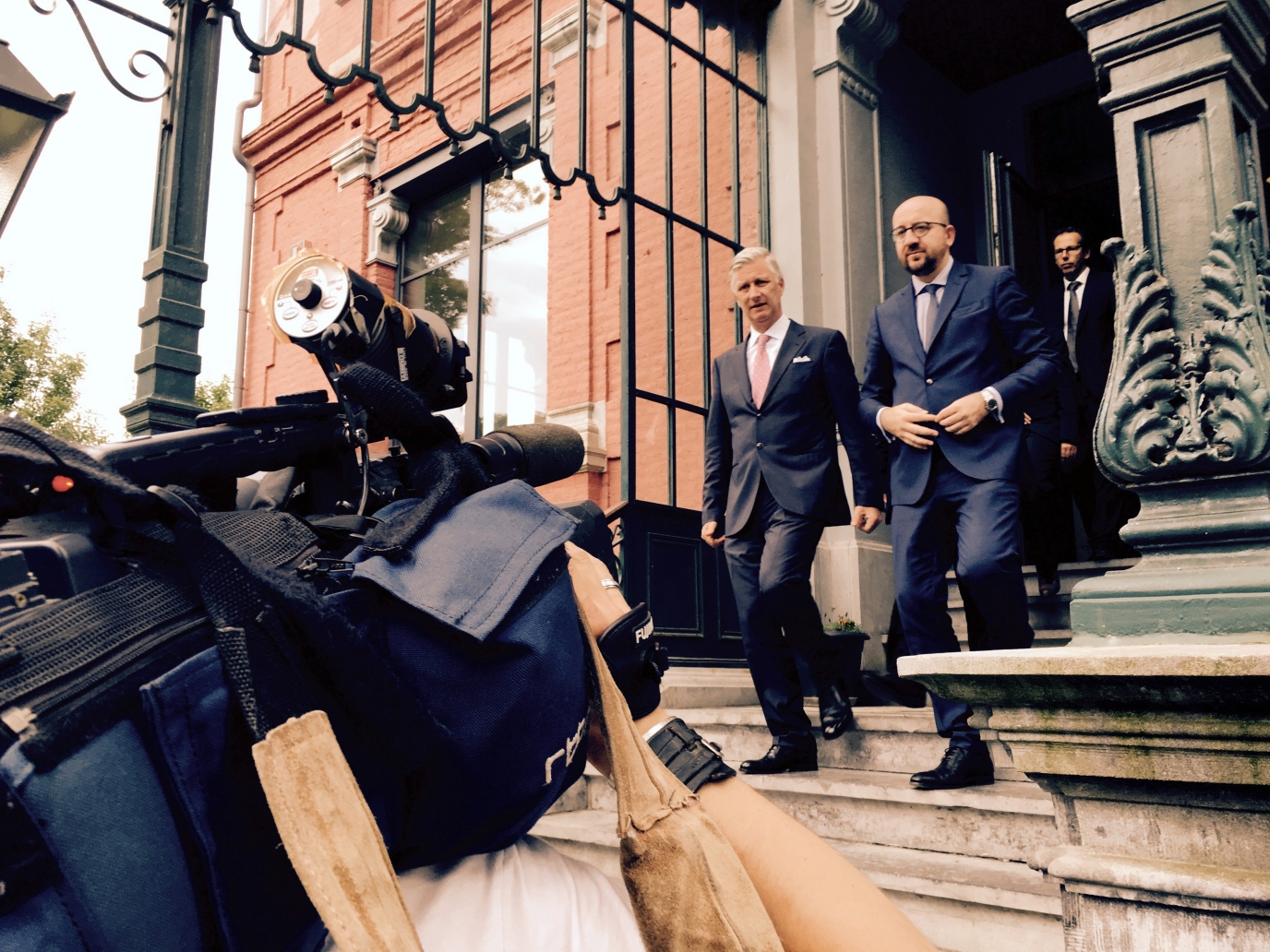 Zijne Majesteit de Koning, de eerste minister en de minister van Mobiliteit hebben op maandag 6 juni de plaats bezocht waar de avond voordien de treinramp in Hermalle-sous-Huy plaatsvond.