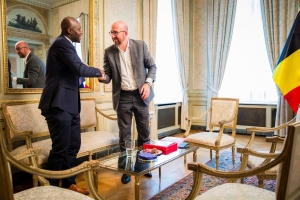 Charles Michel a reçu l'album Panini de la Coupe du Monde par ce mythique joueur des Diables Rouges