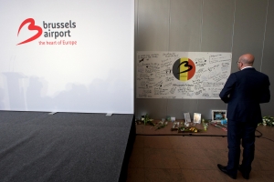 "Au-delà de nos différences nous avons choisi de faire front.  Nous avons tous choisi de résister.     L’aéroport de notre capitale se relance. Brussels is back in business. Welcome to Brussels Airport."