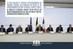 Charles Michel en François Hollande wisselen felicitaties uit na de arestatie van Abdeslam dankzij de goede samenwerking tussen Frankrijk en België. 