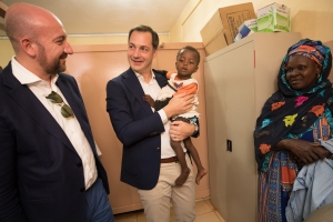 Visite avec le vice-Premier ministre et ministre de la Coopération au Développement Alexander De Croo, d’un projet de Handicap International dans le domaine de l’impression 3D de membres.