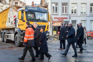 Le Roi Philippe et le Premier ministre Charles Michel à la rencontre des sinistrés de l’explosion du Paardenmarkt à Anvers. Ils saluent le travail des services de secours