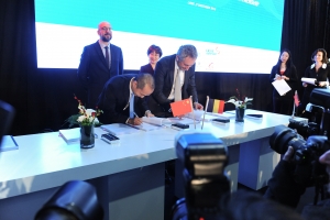 Signature officialisant les investissements d’Alibaba à Liège