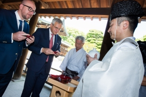 Politische und wirtschaftliche Mission in Japan: Treffen mit dem japanischen Kaiserpaar, Besuch des Monuments/Heiligtums Meiji-Schrein sowie Einweihung der Magritte-Ausstellung im National Art Center in Tokio