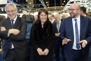 Vice-premier Kris Peeters, minister Jacqueline Galant en premier Charles Michel op het Autosalon