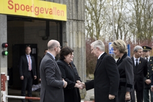 Naar aanleiding van de aanslagen gisteren in Brussel-Nationaal en in de Brusselse metro hebben we deze voormiddag het Erasmusziekenhuis in Anderlecht bezocht. We ontmoetten er slachtoffers van de aanslagen, leden van de interventiediensten en verzorgingspersoneel. We hebben hen onze steun betuigd in naam van alle Belgen.