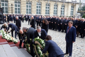 Hulde aan de slachtoffers van de terreuraanslagen, in aanwezigheid van de Koning en de Koningin, de federale en deelstaatregeringen, de leden van Kamer en Senaat, en de voorzitters van de deelstaatparlementen