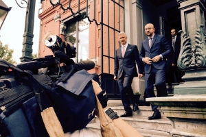 Seine Majestät, der König, der Premierminister und der Minister für Mobilität haben am Montag, dem 6. Juni, die Stelle besucht, an der am Abend zuvor das Zugunglück in Hermalle-sous-Huy stattgefunden hat.