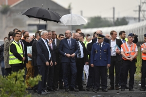 Sa Majesté le Roi, le Premier Ministre et le Ministre de la Mobilité se sont rendus ce lundi 6 juin sur les lieux de la catastrophe ferroviaire survenue hier soir à Hermalle-sous-Huy.