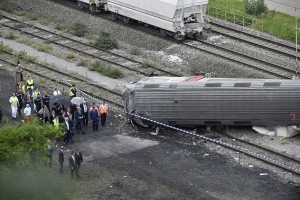 Sa Majesté le Roi, le Premier Ministre et le Ministre de la Mobilité se sont rendus ce lundi 6 juin sur les lieux de la catastrophe ferroviaire survenue hier soir à Hermalle-sous-Huy.